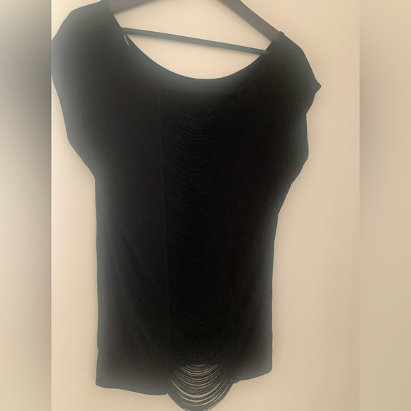 Short sleeve top with drapery right down fringes on the back of the shirt. - Picture 3 of 4